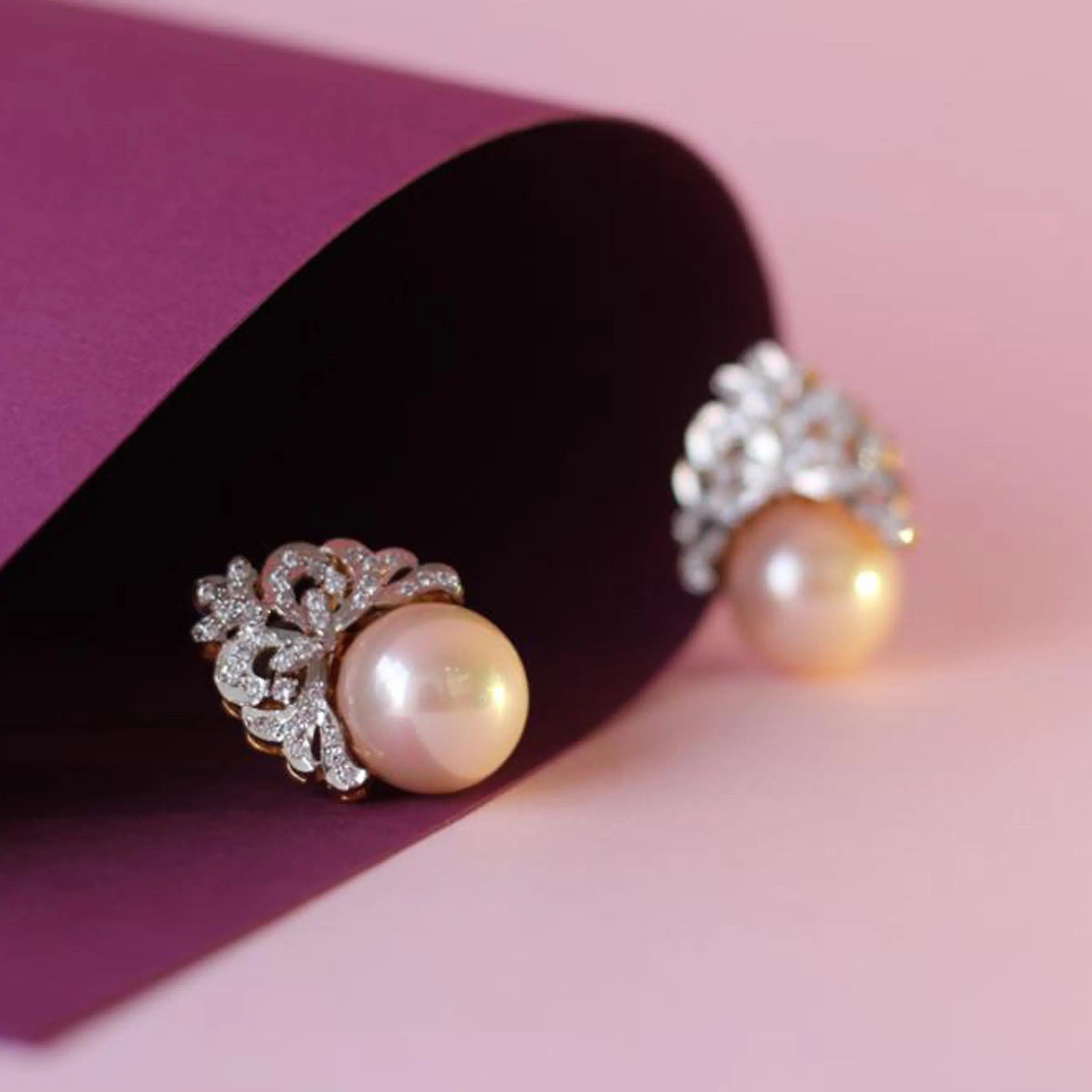 Diamond style earrings in pearls