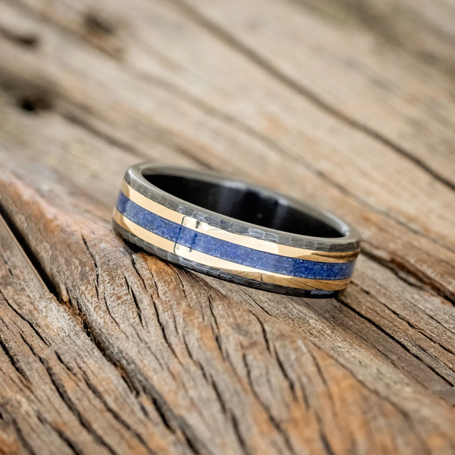 "HOLLIS" - LAPIS LAZULI & 14K YELLOW GOLD INLAYS WEDDING RING IN A HAMMERED FINISH - BLACK ZIRCONIUM (6MM) - SIZE 11 1/2