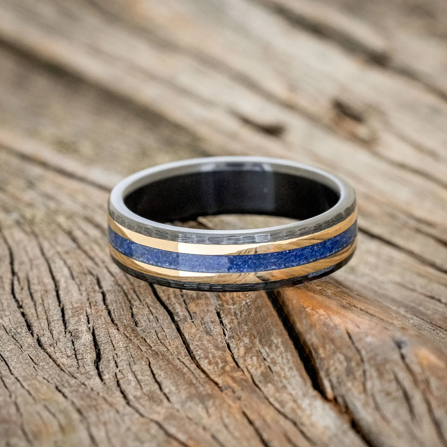 "HOLLIS" - LAPIS LAZULI & 14K YELLOW GOLD INLAYS WEDDING RING IN A HAMMERED FINISH - BLACK ZIRCONIUM (6MM) - SIZE 11 1/2