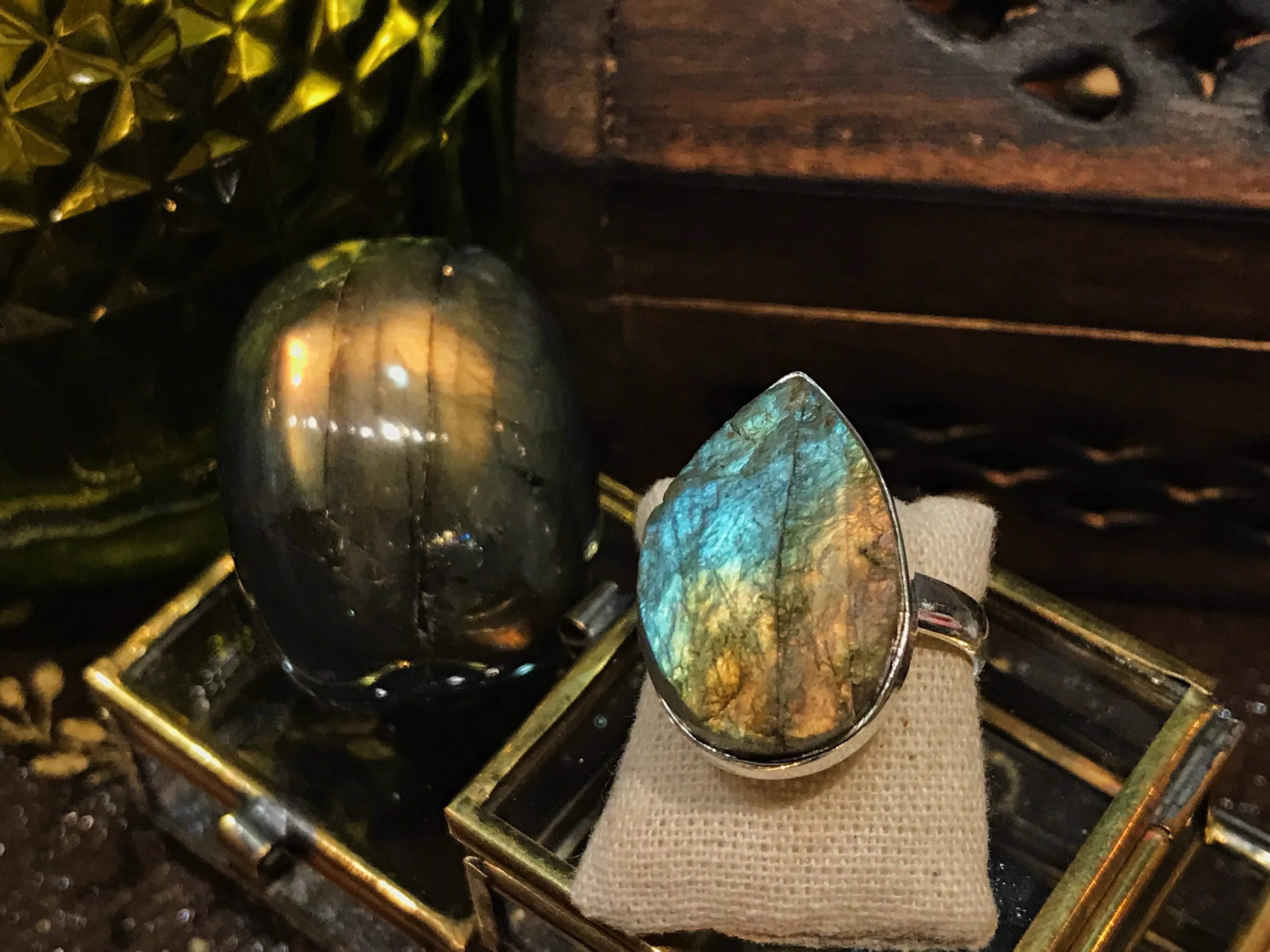 Raw Labradorite Akoni Ring - Oval / Teardrop